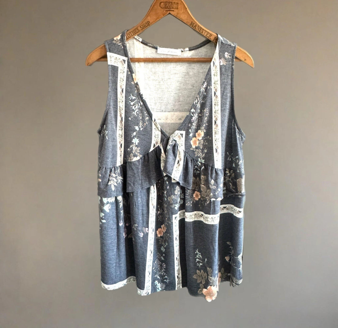 CES FEMME Sleeveless Boho Blouse Gray Floral Knit Shirt Ruffle Accent