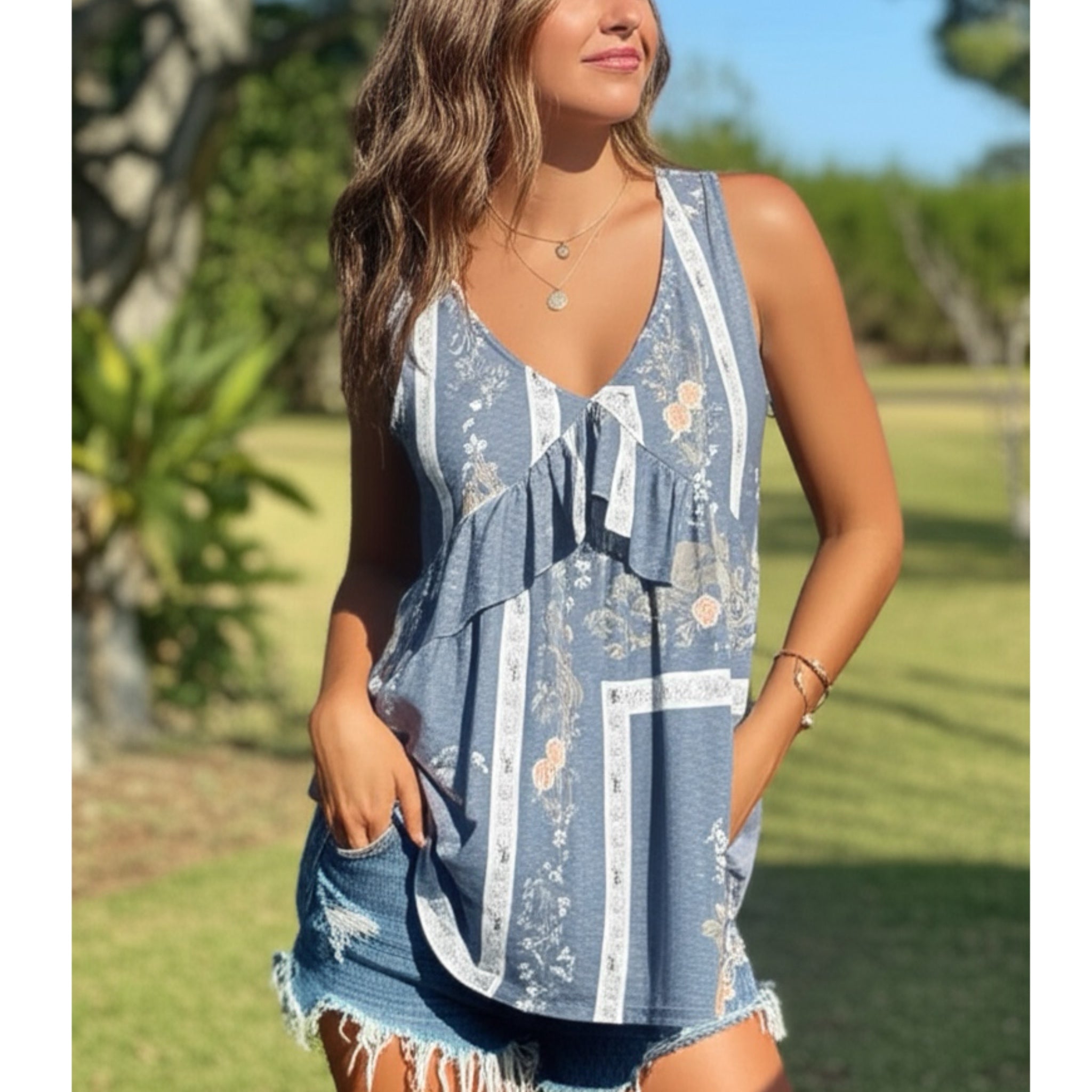 CES FEMME Sleeveless Boho Blouse Gray Floral Knit Shirt Ruffle Accent